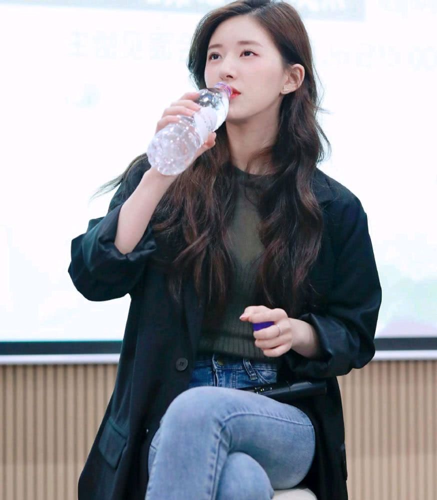 22岁赵露思穿搭很高级,黑色短款外套配蓝色牛仔裤,时尚又显瘦