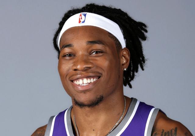 根据美国媒体hoops hype的消息,国王本赛季发挥不错的新星里楚安-霍尔