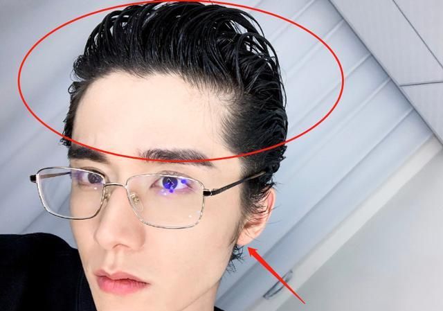 张新成挑战"大背头",只是侧脸低头时,却意外曝光了真实发量