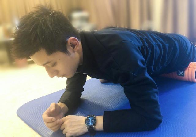 张继科在努力恢复训练积极响应体育总局的号召为国乒做新贡献