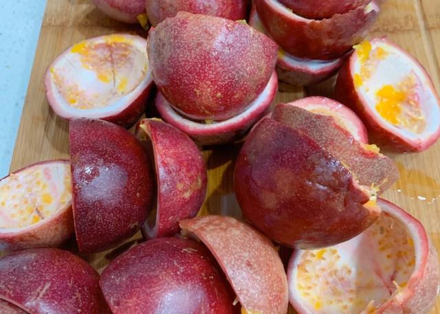 百香果的皮不要扔,用这种方法做着吃比卖的果脯还香