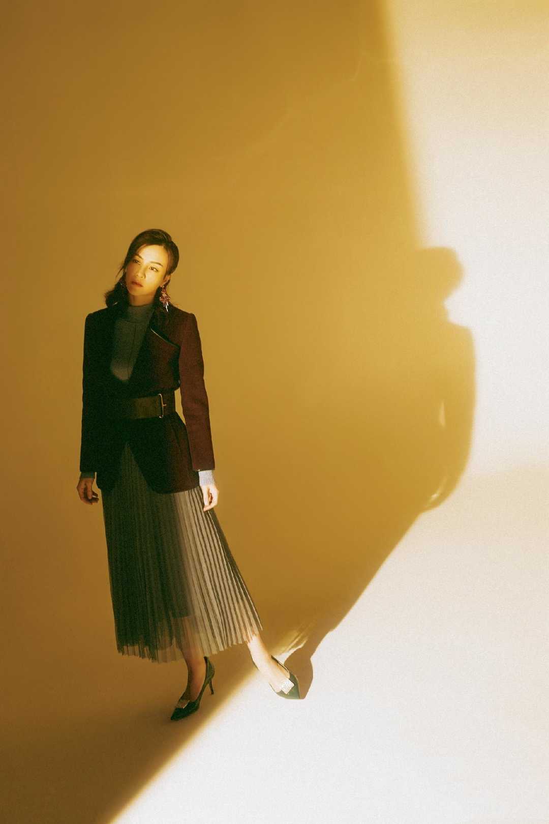 刘孜真有霸道总裁范西装搭配百褶裙干练利落优雅大气