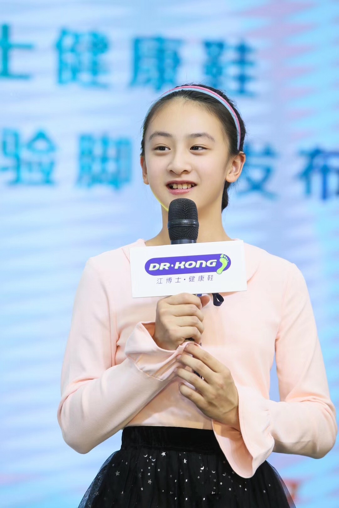 森碟真是愈发漂亮了!12岁生日穿"薄纱"公主裙出镜,甜美又可爱