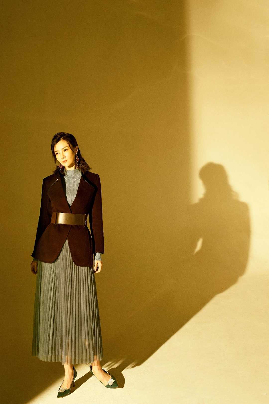 刘孜真有霸道总裁范西装搭配百褶裙干练利落优雅大气