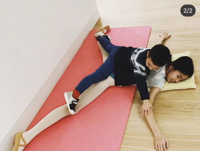 佟大为4岁儿子变严格老师帮俩姐姐练舞,老大秀一字马长腿惹人羡