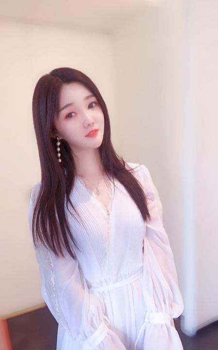 能说得出口的女主播其实并不多,但虎牙女主播柔柔却从千军万马之间脱