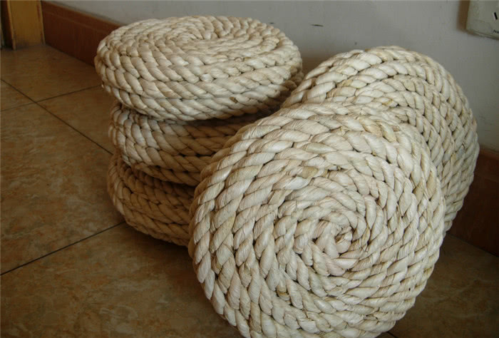 在农民家里这是拿来坐的家具,除了蒲草,也可以用稻草,麦秸等等来制作