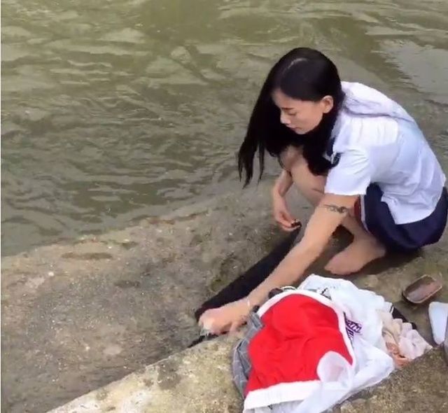 美女河边洗衣时感觉河里不对劲,伸手一捞,女子尴尬了