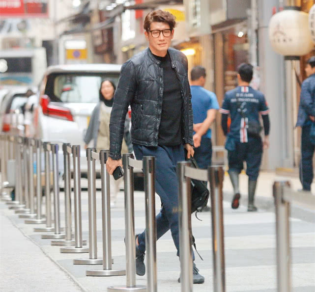 51岁tvb男艺人身材不输24岁小生 就连样貌也保持冻龄|袁文杰|冻龄