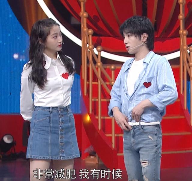 华晨宇和关晓彤聊天谁注意他手放的位置忘了在录节目