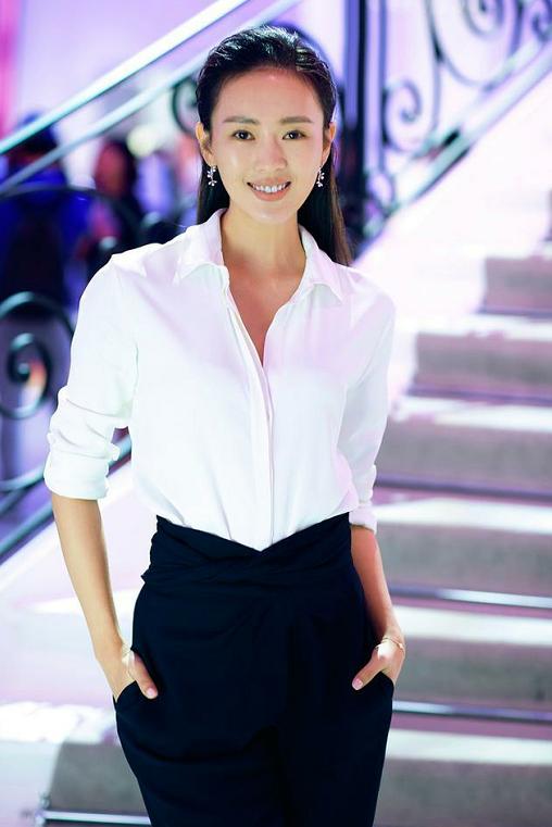 小章子怡童瑶嫁给富商后更美穿白t恤配牛仔裤素颜像少女