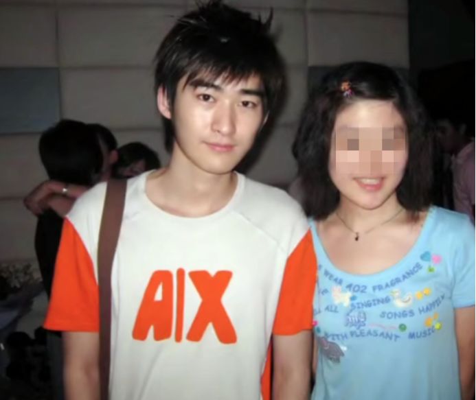 张翰成名前旧照曝光,五官清秀颜值高,与女同学合影有点害羞