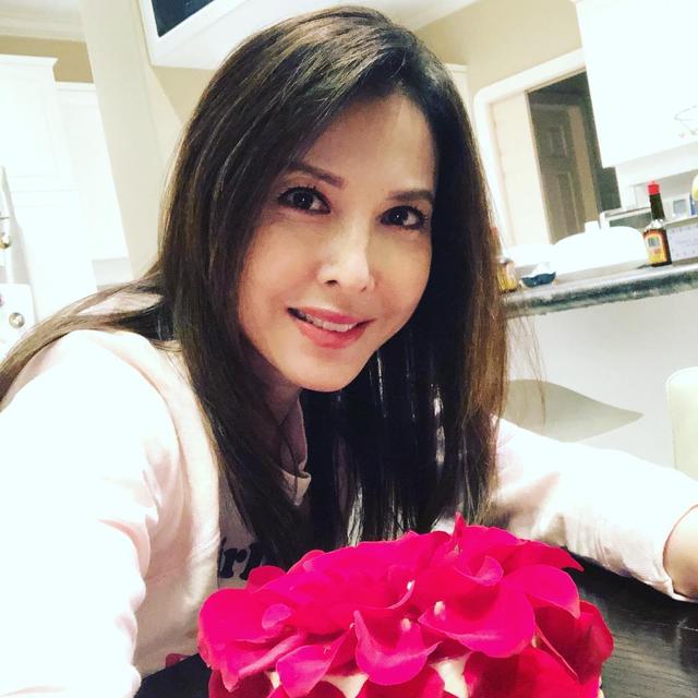 51岁tvb艺人李婉华做直播罕见母女上阵,17岁女儿妆前妆后差别大