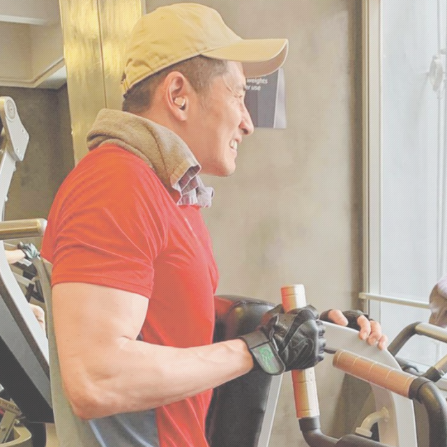 51岁tvb男艺人身材不输24岁小生 就连样貌也保持冻龄|袁文杰|冻龄