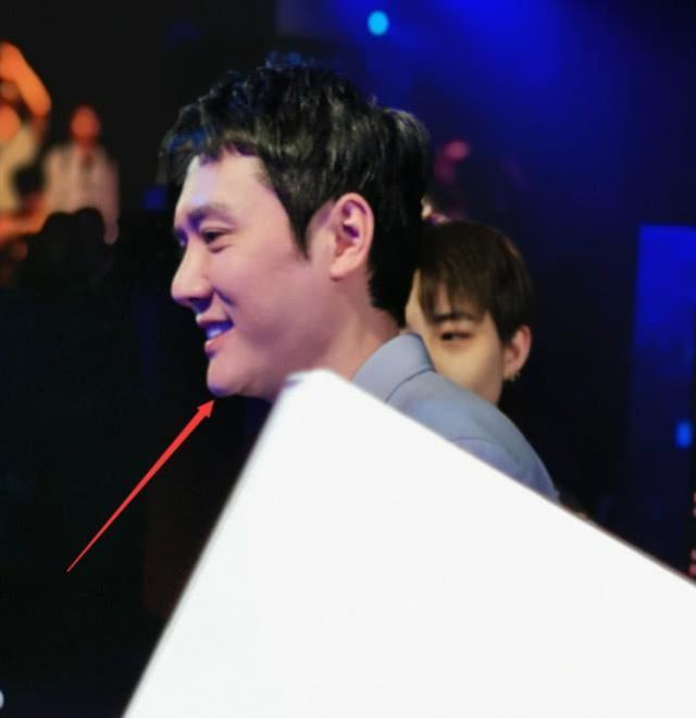 年轻时的冯绍峰有多帅?侧脸照鼻子优越好青涩,网友:惊为天人