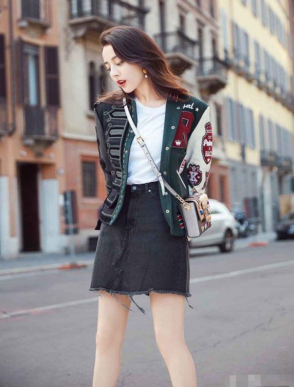 迪丽热巴穿超短裙非搭"星空鞋",在街头漫步那一刻,惊艳百分百