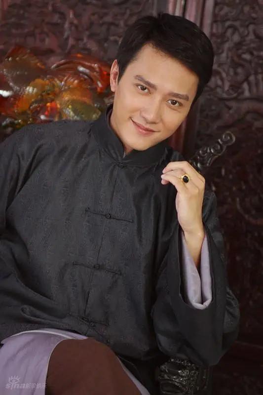 年轻时的冯绍峰有多帅?侧脸照鼻子优越好青涩,网友:惊为天人