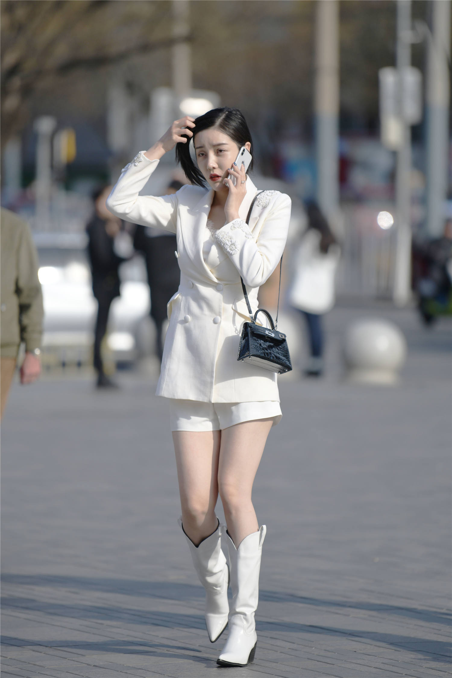 爱穿长靴的姑娘,春天选择长靴,是高跟款式还是平底样式?