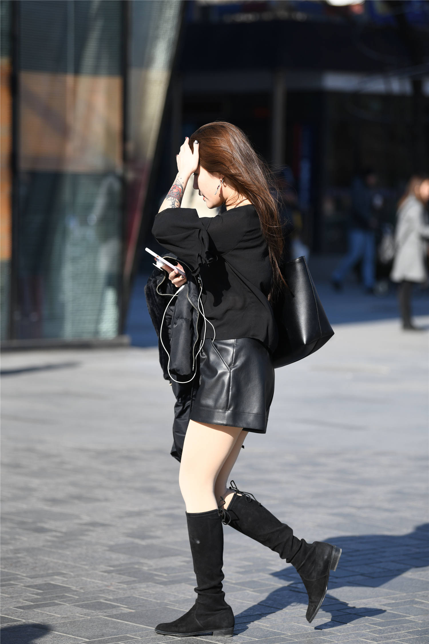 爱穿长靴的姑娘,春天选择长靴,是高跟款式还是平底样式?