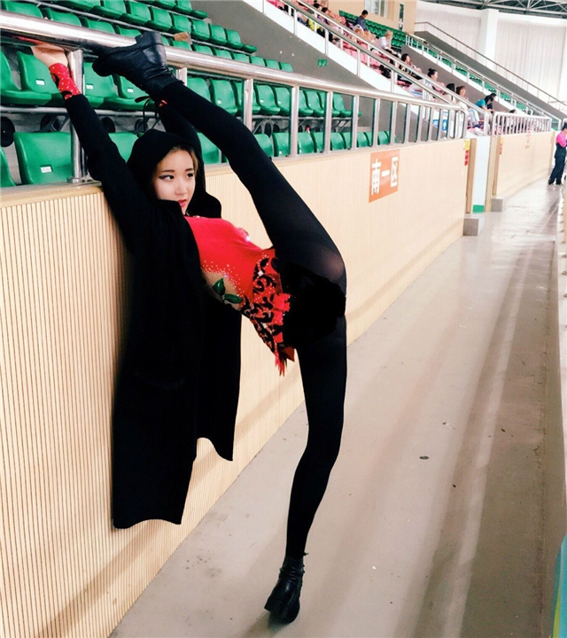 宁泽涛绯闻女友再秀一字马:姐姐的腿不是腿,是那迷人的湖水!