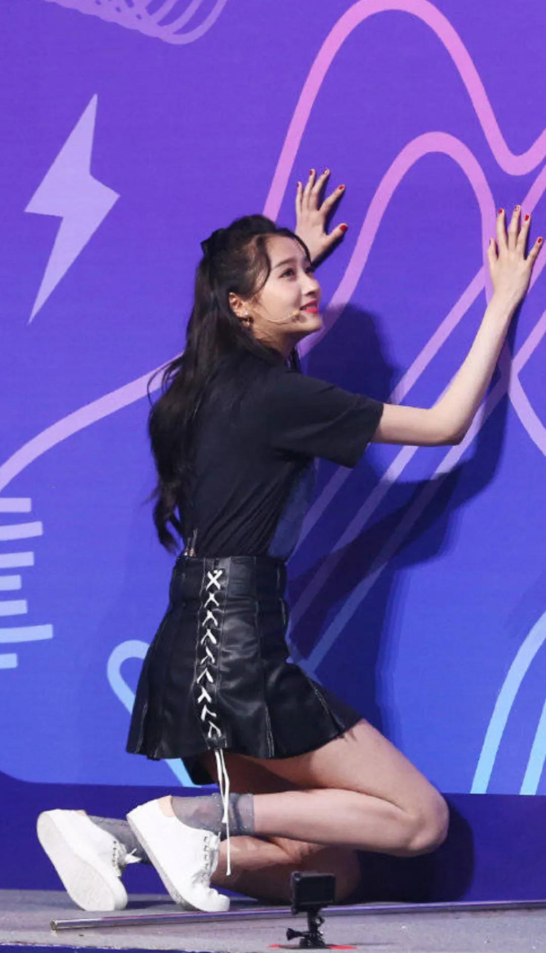 鹿晗的眼光可真毒,当关晓彤穿短裙跷二郎腿时,肌肉线条a到炸