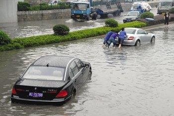 汽车雨季涉水行驶处理方法，不要等造成经济损失再来看