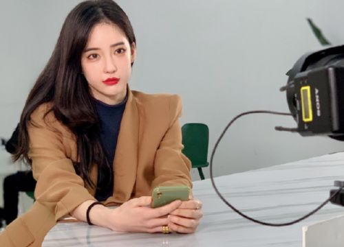 潘南奎为拍照撒玫瑰花被批炫富可看到她的鞋子粉丝争相道歉