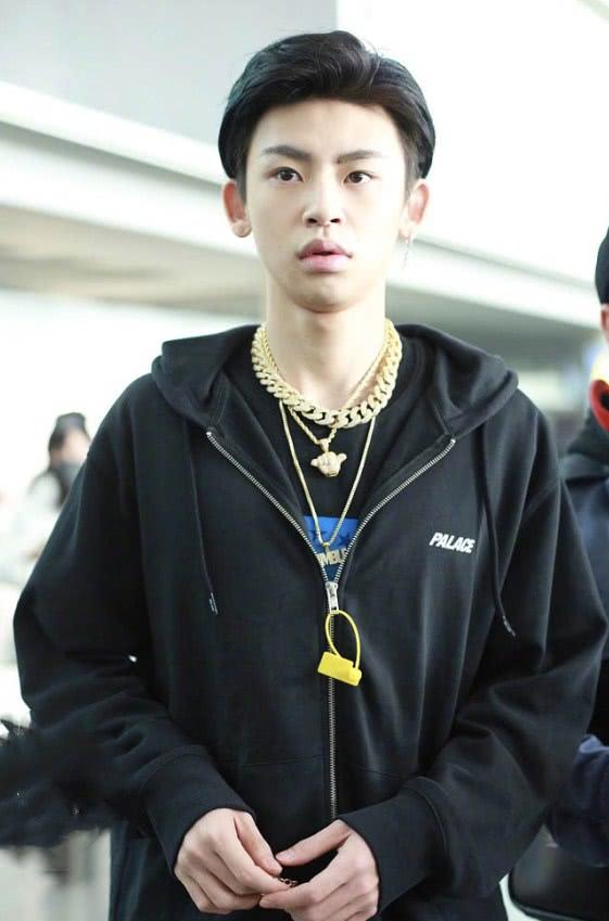 继鞋子不拆吊牌以后衣服也不拆了小鬼王琳凯就这样忘拆了