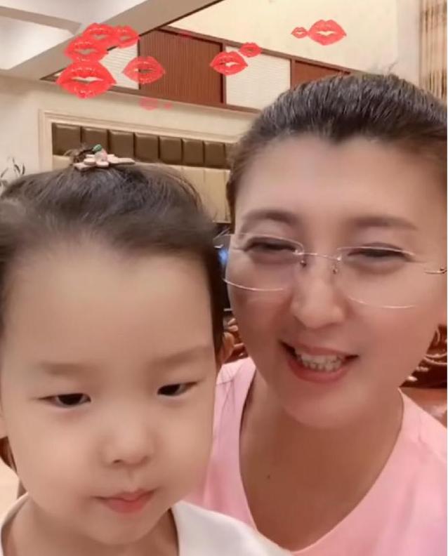 闫学晶近照曝光,与25岁继女合照似姐妹,如今儿子被嘲不是亲生?