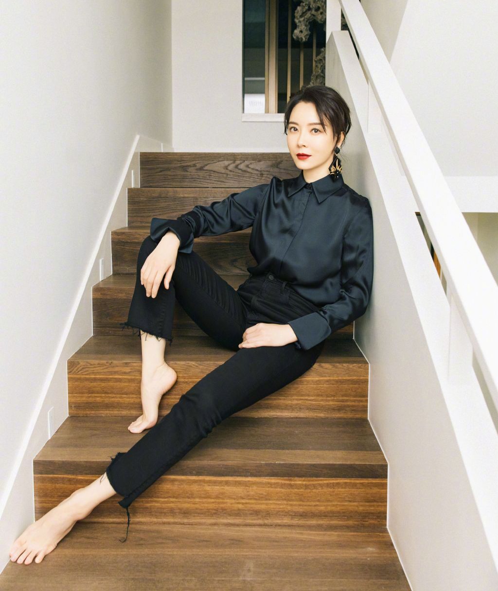 陈数的气质太值得夸!衬衫搭小黑裤显大长腿,奔四年龄颜值超耐看