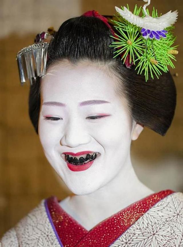 染黑齿制度在贵族中的流行说明当时的等级制度森严,染黑齿作为一种