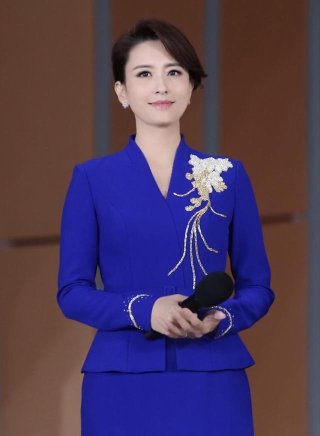 张蕾的高级感越来越明显穿红色泡泡袖连衣裙亮相美得明艳闪耀
