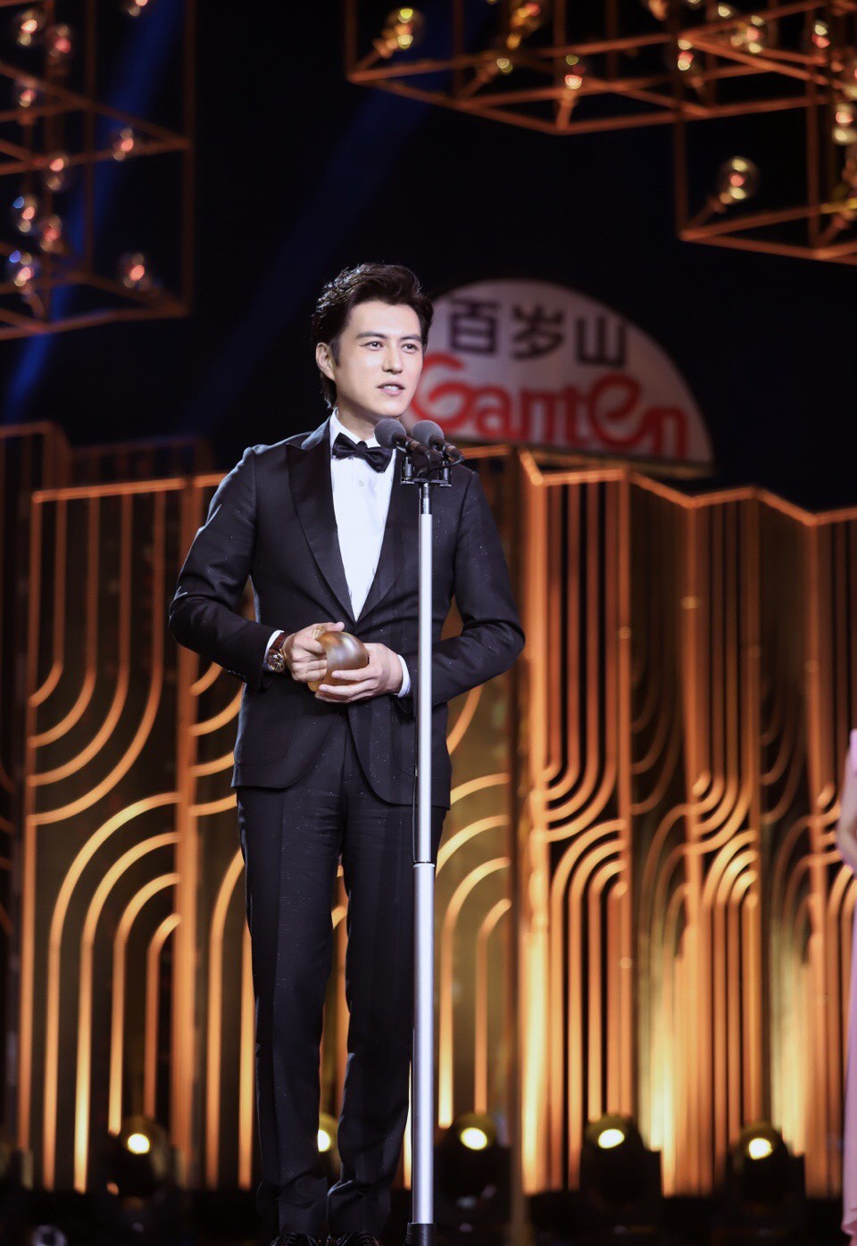 都没有违和感,《伪装者》里的大哥,《我的前半生》中深情款款的贺涵