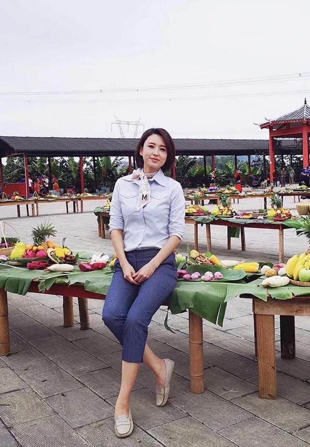 张蕾的高级感越来越明显穿红色泡泡袖连衣裙亮相美得明艳闪耀