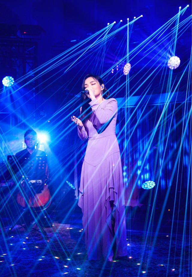 徐佳莹《歌手》舞台造型太美,穿紫粉色拼接裙,配长发优雅温婉