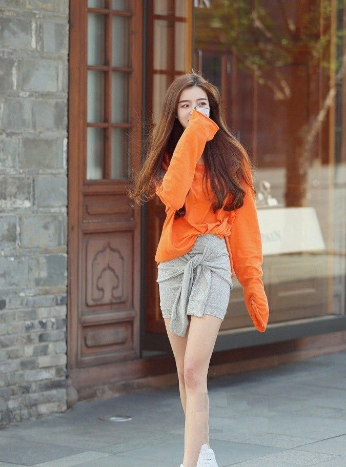 橙色的T恤搭配包臀裙，看起来非常的个性时尚有新潮感