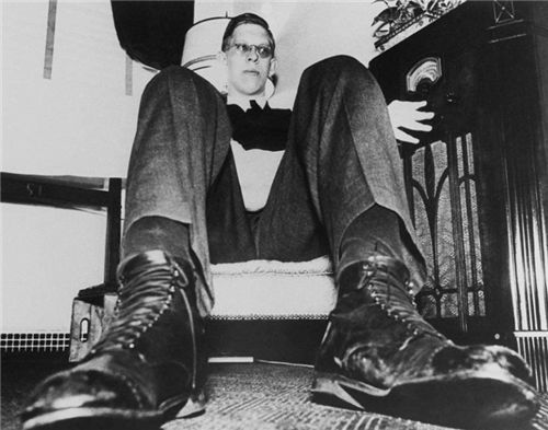 此人的名字叫做罗伯特·潘兴·瓦德罗,1918年出生于美国伊利诺斯州