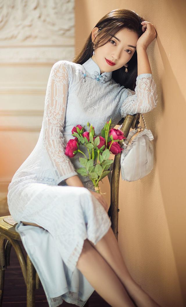 轻熟女人味越来越吃香,这件裙气质优雅又高级.