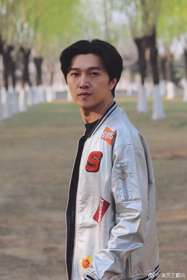 50岁李菁菁直播否认诈骗,坚称相信90后老公,网友:输在男人身上