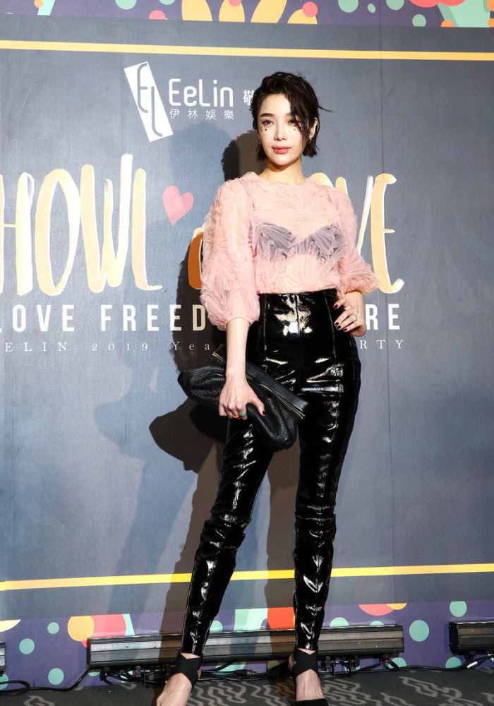 45岁蔡淑臻嫩出水粉色透视上衣配液体裤泡泡袖都不显胖