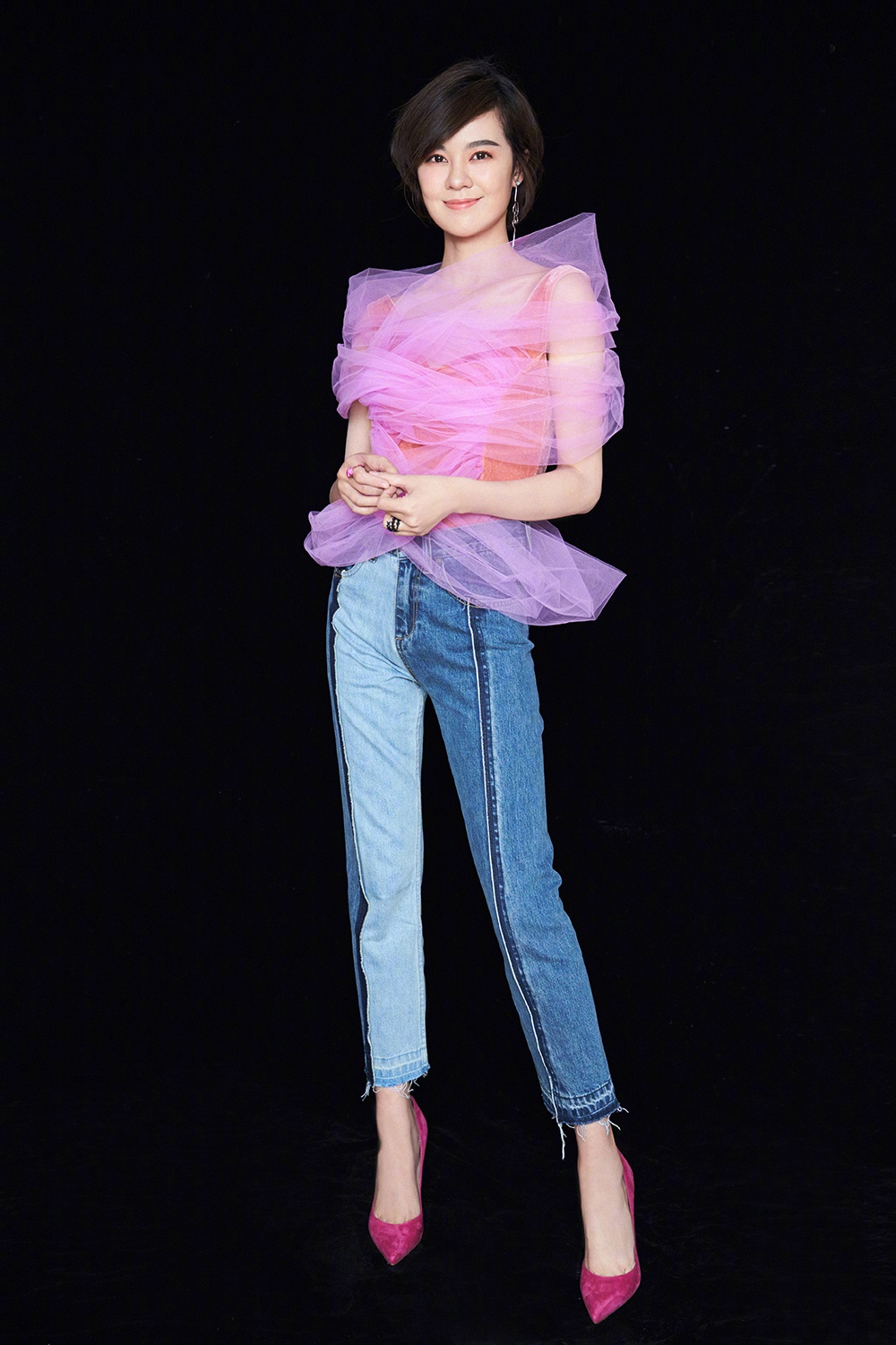 郁可唯还是短发好看,吊带外罩空气纱犹如水雾萦绕,腿精势不可挡