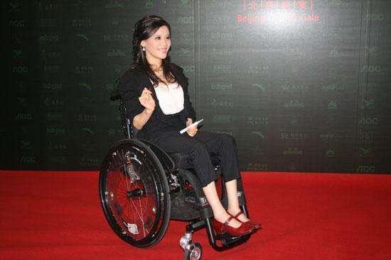 瘫痪20年桑兰和丈夫已生下儿子,4岁推轮椅照顾妈妈