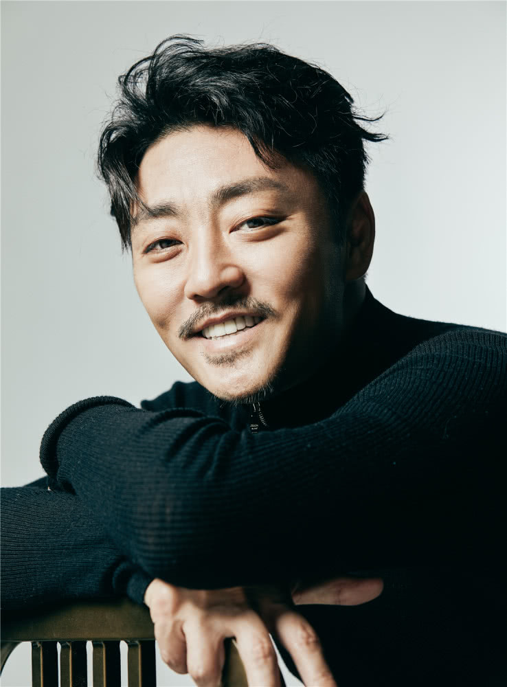 剧抛脸演员赵达西装写真优雅潇洒尽显雅痞风范