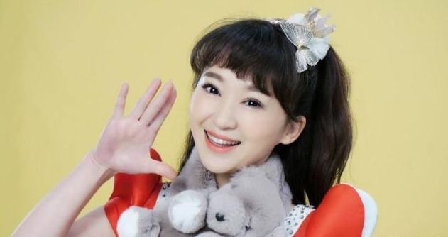 她20岁进入央视当主持人,如今儿子都16岁了,她45岁看似少女