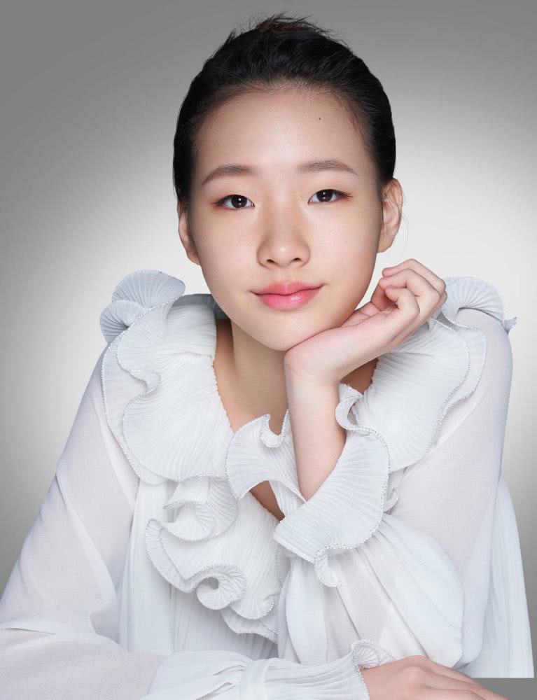 小s女儿许熙文14岁拿代言,厌世脸搭配白色套装又a又飒