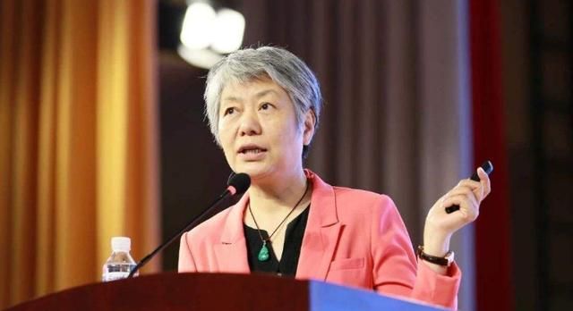不过教育学家李玫瑾教授认为,除了受到遗传影响之外,孩子刚出生的前