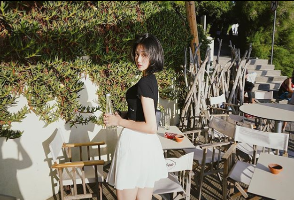 中超小姐姐:严鼎皓女友长腿吸睛面容精致,重伤期间长伴身边照料