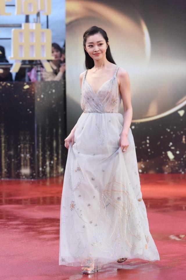 30岁的宋轶真大胆透视纱裙玩性感巧被勒出的副乳抢镜够尴尬