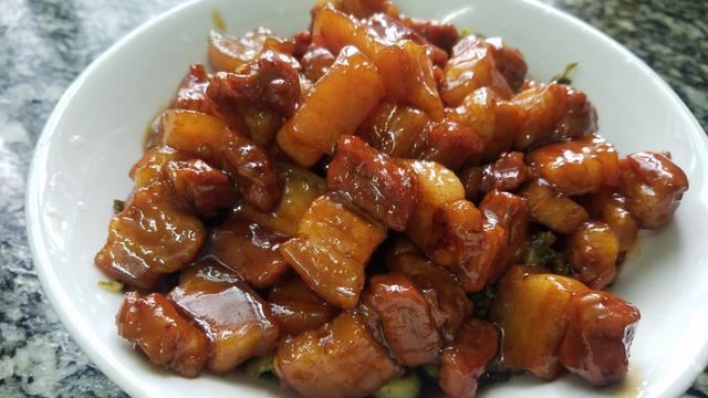 焖猪肉的简单做法,这样做的猪肉又好吃又好看,很美味的家常菜