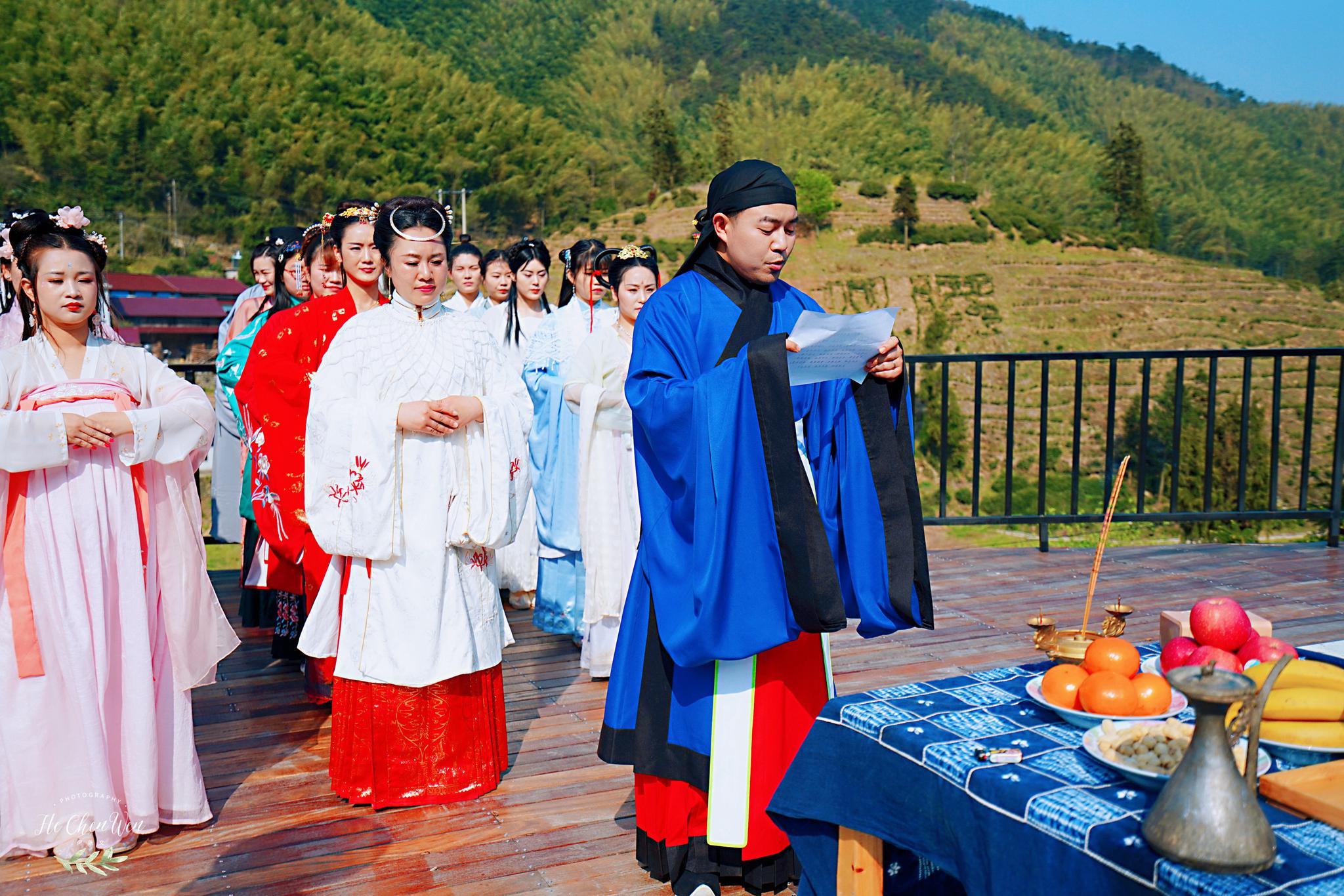 一度开采节的祭茶仪式,村民们穿着特色的衣服,在村口摆上贡品,来祭祀